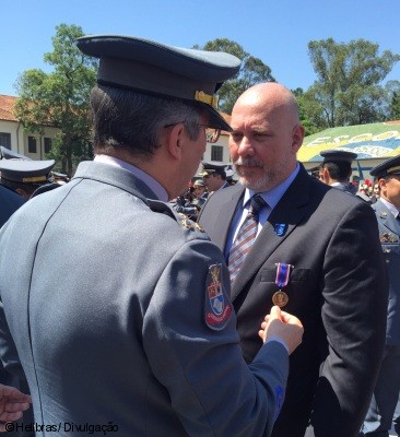 Presidente da Helibras recebe medalha Brigadeiro Tobias