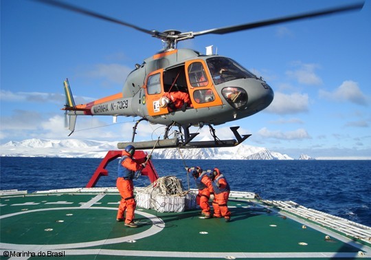 Helicópteros da Marinha participam de missão na Antártica