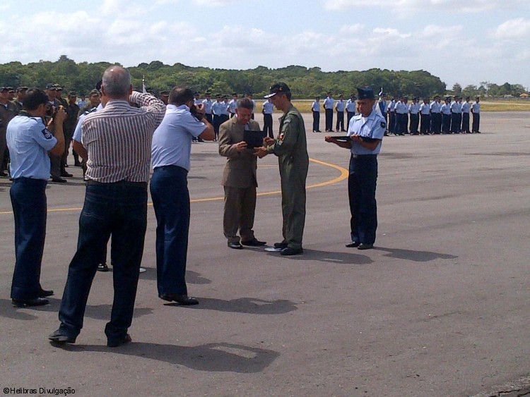 Funcionário da Helibras é homenageado pelo Esquadrão Falcão