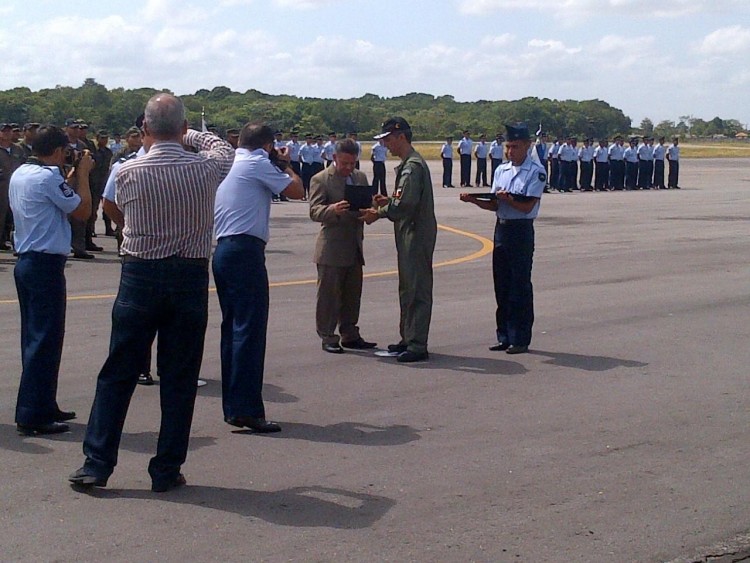 Funcionário da Helibras é homenageado pelo Esquadrão Falcão